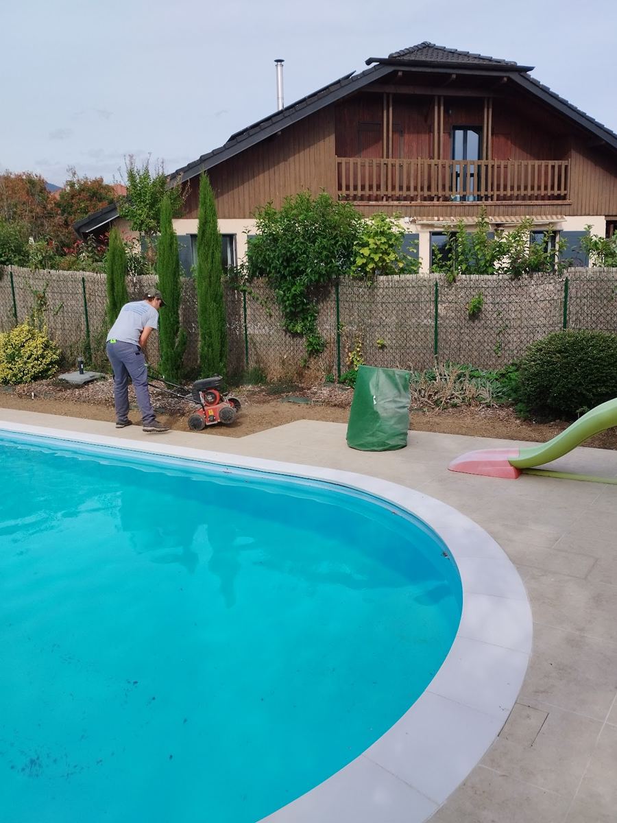 Bord de piscine pendant le chantier, gazon en place autour du bassin